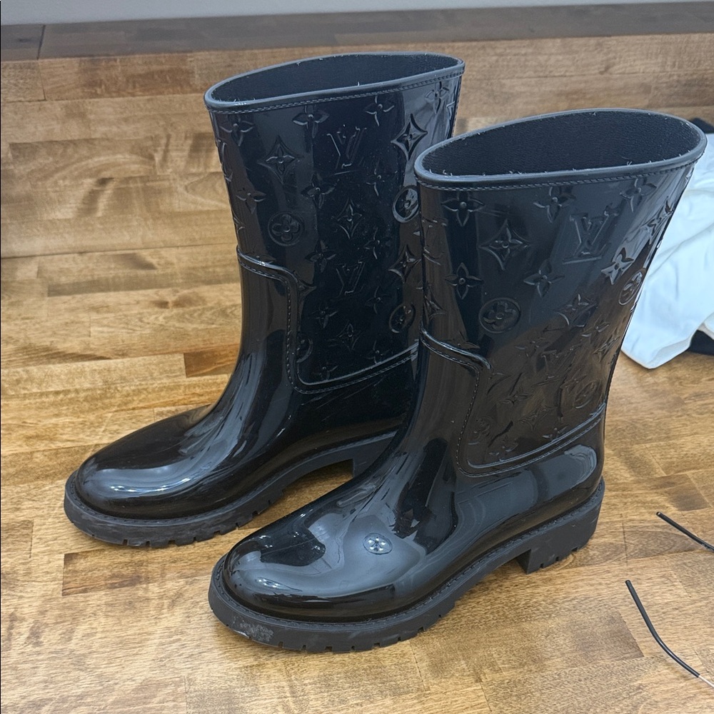 Black Embossed Rain Boots